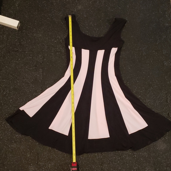 Super Flattering Pink and Black Dress - Picture 4 of 5